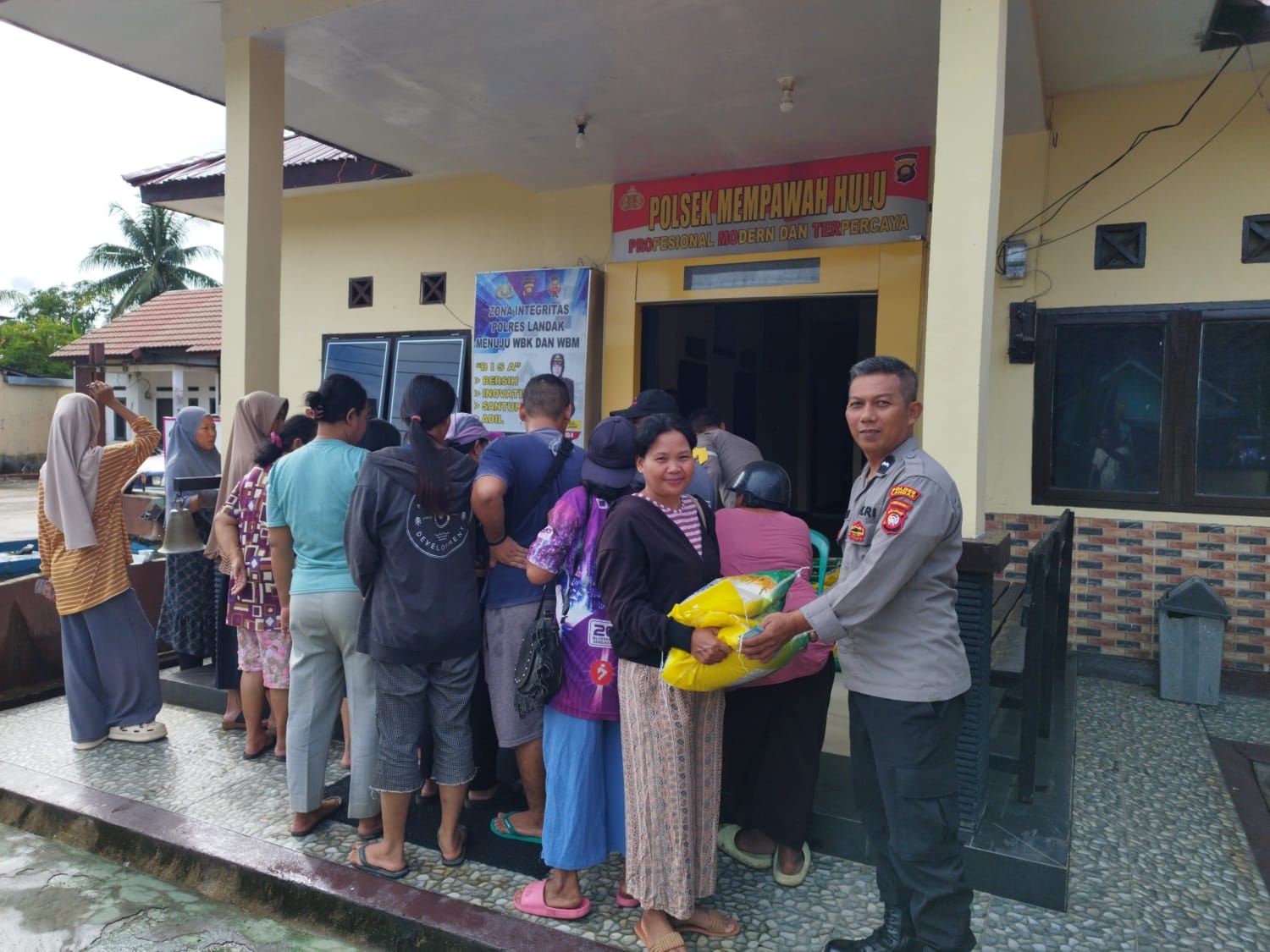 Polsek Mempawah Hulu Kembali Jual Beras SPHP Dukung Gerakan Pangan Murah