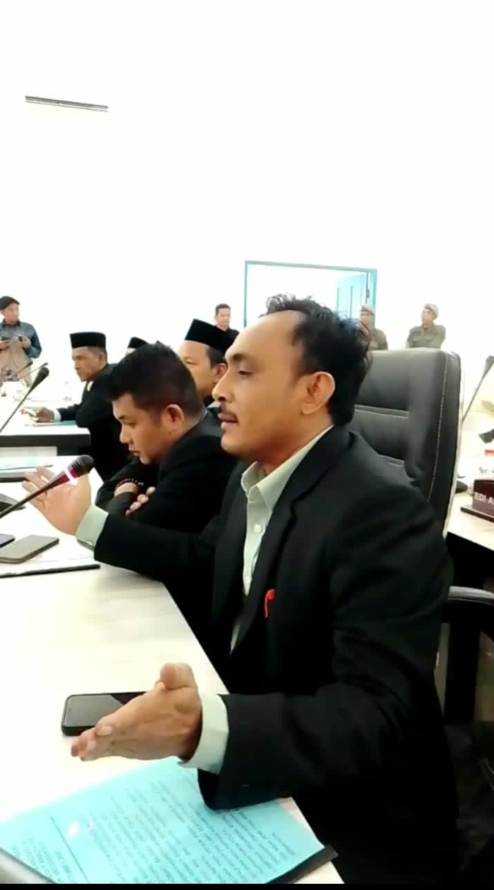 Kali ini salah  satu Anggota Fraksi Amanah Perjuangan menjadi sorotan dalam Rapat Paripurna DPRD Madina
